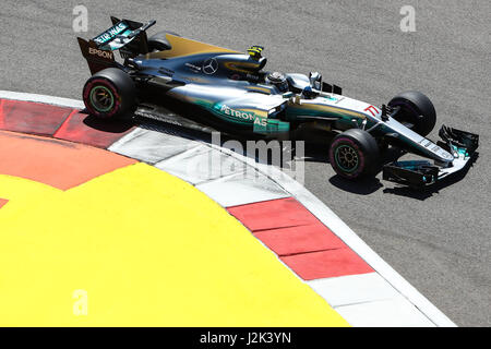 Sochi, Russia. 29 apr, 2017. Driver Mercedes Valtteri Bottas di Finlandia prende una curva durante la terza sessione di prove libere della Formula Uno russo Grand Prix a Sochi circuito Autodrom a Sochi, Russia, Aprile 29, 2017. Credito: Wu Zhuang/Xinhua/Alamy Live News Foto Stock