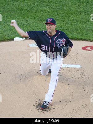 Cittadini di Washington a partire lanciatore Max Scherzer (31) passi nel primo inning contro i New York Mets a cittadini Park a Washington D.C. il Venerdì, 28 aprile 2017. Credito: Ron Sachs / CNP /MediaPunch Foto Stock