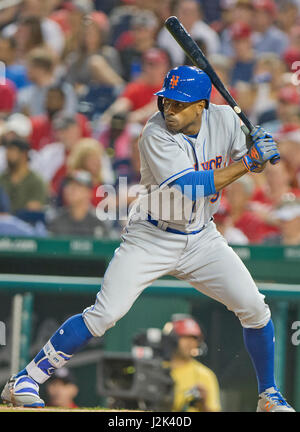 New York Mets center fielder Curtis Granderson (3) pipistrelli nel quarto inning contro i cittadini di Washington a cittadini Park a Washington D.C. il Venerdì, 28 aprile 2017. Il Mets ha vinto il gioco 7 - 5. Credito: Ron Sachs / CNP /MediaPunch Foto Stock