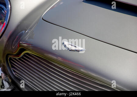 Eastbourne, Sussex, Regno Unito. Il 29 aprile, 2017. Automobile club di membri da 40 organizzazioni schermo quasi 600 vintage e classic veicoli a Eastbourne magnifico motori credito Evento: Alan Fraser/Alamy Live News Foto Stock