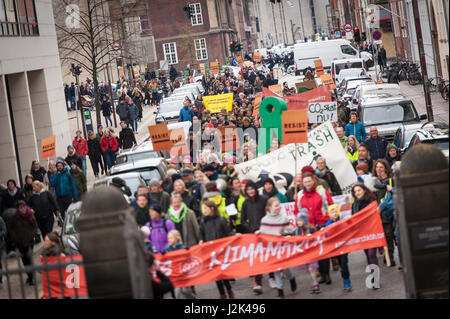 Copenhagen, Danimarca, Sabato 29 Aprile, 2017 Più di 1700 persone unirsi a un cambiamento climatico marzo nella città danese di Copenhagen il sabato. Il mese di marzo coincide con il presidente statunitense Donald Trump's primi cento giorni in ufficio e fa parte di una più ampia iniziativa accadendo negli Stati Uniti con il titolo di clima marzo. L'evento in Danimarca è stato organizzato da un gruppo chiamando stessi Folkets Klimamarch København (inglese: il popolo del clima marzo Copenaghen) Credito: Matthew James Harrison/Alamy Live News Foto Stock