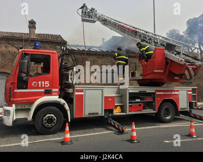 Catania, Italia. 29 apr, 2017. I vigili del fuoco sono impegnati a spegnere un incendio in una vecchia casa Credito: Wead/Alamy Live News Foto Stock