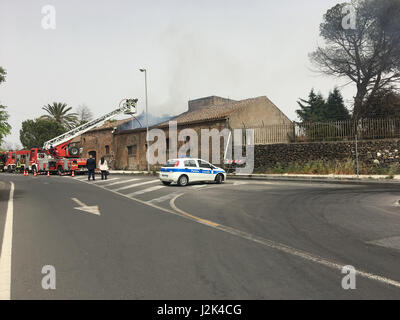 Catania, Italia. 29 apr, 2017. I vigili del fuoco sono impegnati a spegnere un incendio in una vecchia casa Credito: Wead/Alamy Live News Foto Stock