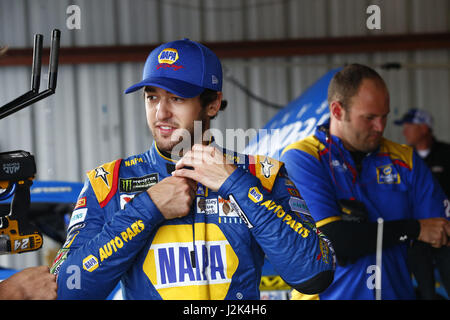 Richmond, Virginia, Stati Uniti d'America. 29 apr, 2017. Aprile 29, 2017 - Richmond, Virginia, Stati Uniti d'America: Chase Elliott (24) è appeso fuori in garage durante la pratica per i proprietari di Toyota 400 a Richmond International Speedway di Richmond, Virginia. Credito: Justin R. Noe Asp Inc/ASP/ZUMA filo/Alamy Live News Foto Stock