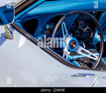 Eastbourne, Sussex, Regno Unito. Il 29 aprile, 2017. Automobile club di membri da 40 organizzazioni schermo quasi 600 vintage e classic veicoli a Eastbourne magnifico motori credito Evento: Alan Fraser/Alamy Live News Foto Stock