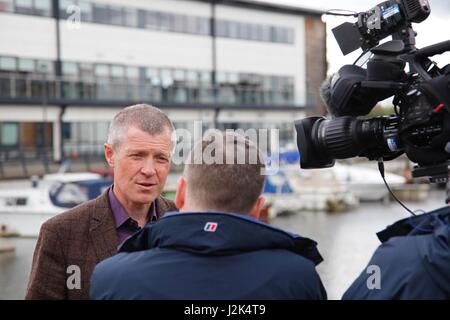 Kirkintilloch Scotland 29 aprile 2017. Scottish Lib Dem leader Willie Rennie e East Dunbartonshire candidato parlamentare Jo Swinson prendere per canale di Forth e Clyde a bordo del Maryhill Puffer per avviare la loro campagna in questa sede di chiave che essi stanno cercando di recuperare dal SNP. Alan Oliver/Alamy Live News Foto Stock