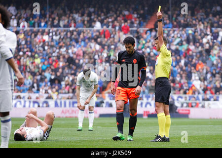 Madrid, Spagna. 29 apr, 2017. Daniel Parejo Munoz (10) Valencia CF il giocatore riceve un giallo cardLa Liga tra Real Madrid vs Valencia CF al Santiago Bernabeu a Madrid, Spagna, 29 aprile 2017 . Credito: Gtres Información más Comuniación on line,S.L./Alamy Live News Foto Stock