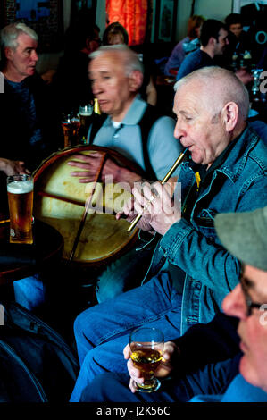 Ardara, County Donegal, Irlanda. 29 apr, 2017. Musicisti provenienti da Irlanda e Scozia, Galles, Inghilterra e Francia sono arrivati nella west coast village per l annuale 'Coppa di Tae' festival di musica tradizionale. Qui due musicisti suonano tradizionali strumenti irlandese in un bar nel villaggio. Il titolo 'Coppa di Tae' è il nome per un irlandese aspo o danza. Foto di:Richard Wayman Credito: Richard Wayman/Alamy Live News Foto Stock