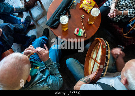 Ardara, County Donegal, Irlanda. 29 apr, 2017. Musicisti provenienti da Irlanda e Scozia, Galles, Inghilterra e Francia sono arrivati nella west coast village per l annuale 'Coppa di Tae' festival di musica tradizionale. Qui due musicisti suonano tradizionali strumenti irlandese in un bar nel villaggio. Il titolo 'Coppa di Tae' è il nome per un irlandese aspo o danza. Foto di:Richard Wayman Credito: Richard Wayman/Alamy Live News Foto Stock