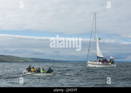 Mare irlandese, UK. 29 aprile 2017 Aberystwyth mens rowing team competere nel 2017 Celtic sfida tutta sul mare irlandese, che ha cominciato ad Arklow in Irlanda con la linea del traguardo a Aberystwyth Harbour entrata nel Galles. Le squadre remato circa 96 miglia attraverso la notte nel mare d' Irlanda. Ogni squadra è composta da dodici vogatori, alternandosi in gruppi di quattro per fila, mentre una nervatura di supporto (barca) li trasferisce a e da un accompagnamento yacht. © Ian Jones/Alamy Live News Foto Stock