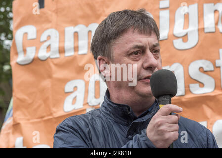 Londra, Regno Unito. Il 29 aprile 2017. Chris Baugh, PC assistente del Segretario Generale parla alla campagna contro il cambiamento climatico rally per mostrare solidarietà con il popolo del clima marzo negli Stati Uniti e a dire Theresa non può seguire Trump verso il basso il percorso al disastro climatico. Dopo i discorsi di fronte al Parlamento europeo, persone trasportate giant letters compitazione 'TRUMP & maggio disastro climatico' e camminava con loro di Westminster Bridge per fotografie. Purtroppo le lettere si è dimostrato difficile da vedere dal south bank e la schiacciamento enorme di turisti fatta scattare foto sul marciapiedi molto difficile. Pietro Mar Foto Stock