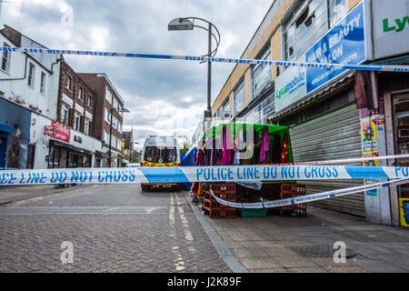 Londra, Regno Unito. Il 29 aprile, 2017. Forensics continuare su Blenheim Grove e forze di polizia hanno lanciato un appello per chiunque con telefono cellulare le riprese dell'incidente a venire in avanti. David Rowe/Alamy Live News. Foto Stock