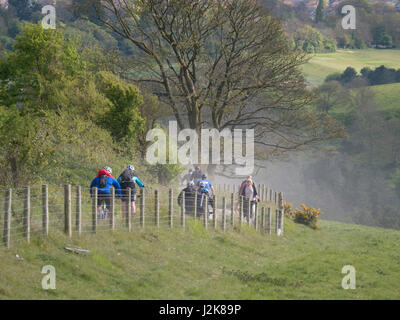 Appena a sud di Cissbury Ring, South Downs National Park, West Sussex, nel Regno Unito il 29 aprile 2017. I ciclisti e gli escursionisti fanno la maggior parte del caldo sole primaverile vicino alla antica età del ferro hill fort di Cissbury Ring nel South Downs National Park, West Sussex. Credito: Malcolm McHugh/Alamy Live News Foto Stock