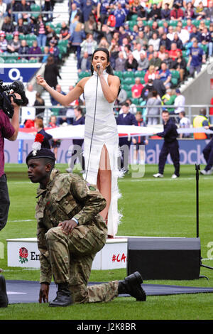 Londra, Regno Unito. 29 apr, 2017. Laura Wright, inglese cantante soprano aprendo il centesimo esercito annuale Marina partita di rugby, Twickenham Stadium di Londra, Regno Unito. Il match è annuale di rugby union match giocato tra il senior team XV della Royal Navy e British Army e segna il culmine dell'annuale Concorso Inter-Services. Credito: Michael Preston/Alamy Live News Foto Stock