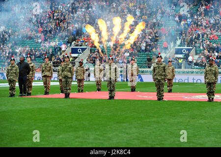 Londra, Regno Unito. 29 apr, 2017. Esercito permanente cadetti intorno alla bandiera dell'esercito durante la fase di apertura fuochi d'artificio all inizio del centesimo esercito annuale Marina partita di rugby, Twickenham Stadium di Londra, Regno Unito. Il match è annuale di rugby union match giocato tra il senior team XV della Royal Navy e British Army e segna il culmine dell'annuale Concorso Inter-Services. Credito: Michael Preston/Alamy Live News Foto Stock