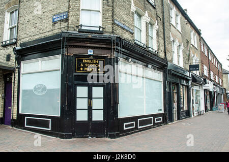 Londra, UK, 28/04/2017 Colomba macellai in Northcote Road si chiude dopo 128 anni. Foto Stock