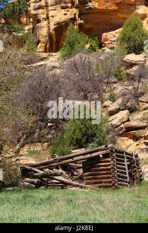 Vecchia cabina in legno nel sud del Colorado Foto Stock