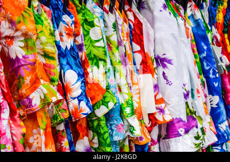 Primo piano di diversi pattern colorati tessuti o abiti sul display in negozio Foto Stock