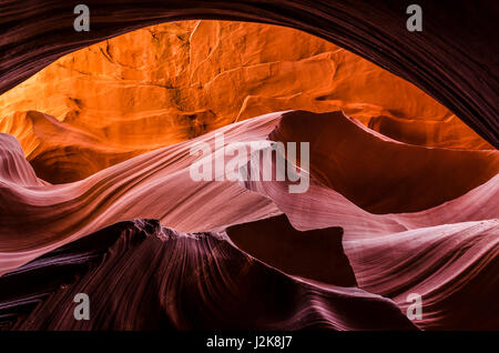 L'onda rosa pesca forma le fessure del canyon dell'Antelope inferiore al tramonto a Page, Arizona, con luce e ombre Foto Stock