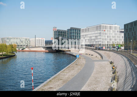 Berlino, Germania - aprile, 27: riva del fiume Sprea e l'esterno della stazione ferroviaria principale (Hauptbahnhof) di Berlino, Germania. Foto Stock