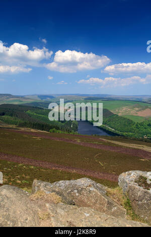 Summer View da Win Hill su serbatoio Ladybower, Derwent Valley, nel Derbyshire, Parco Nazionale di Peak District, England, Regno Unito Foto Stock
