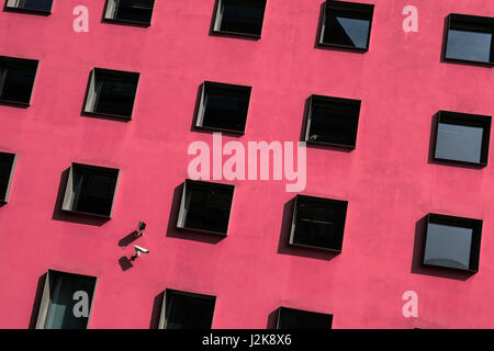 Windows su esterno dell'edificio e telecamere di sicurezza Foto Stock