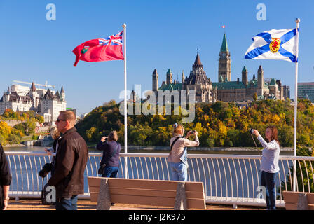 Parliament Hill in Ottawa, Ontario con turisti in primo piano a scattare foto come si vede dallo scafo, Gatineau, Quebec, Canada. Foto Stock