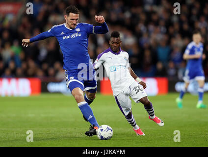 Cardiff City's Sean Morrison (sinistra) e il Newcastle United Christian Atsu battaglia per la sfera durante il cielo di scommessa match del campionato al Cardiff City Stadium di Cardiff. Foto Stock