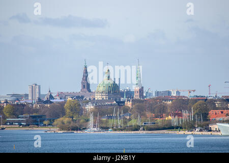 Copenhagen è la capitale della Danimarca. Visto dallo Stretto di Oresund, in direzione sud-ovest. Foto Stock