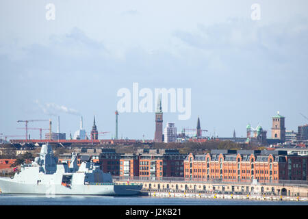 Copenhagen è la capitale della Danimarca. Visto dallo Stretto di Oresund, in direzione sud-ovest. Foto Stock