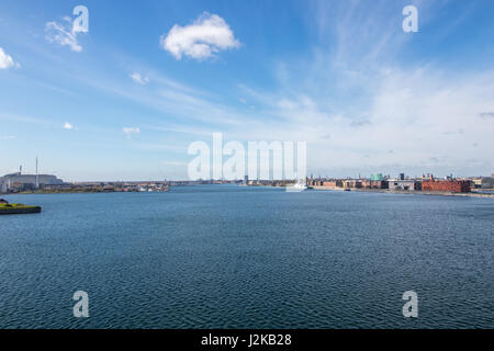 Copenhagen è la capitale della Danimarca. La foto è stata scattata nella parte nord-est della città. Questo è il canale tra l'isola di Amager a sinistra, Foto Stock