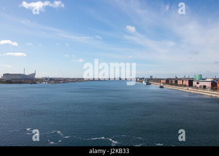 Copenhagen è la capitale della Danimarca. La foto è stata scattata nella parte nord-est della città. Questo è il canale tra l'isola di Amager a sinistra, Foto Stock