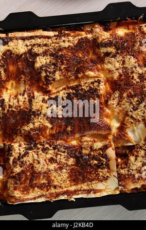 Pane appena sfornato lasagne nel vassoio da forno. Fare lasagne bolognesi serie. Foto Stock