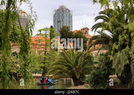 Barcellona/Spagna - 19 Aprile 2017: vista insolita della Barcellona Hotel Arts dal verde del parco Ciutadella Foto Stock