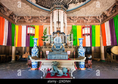 La statua del digiuno di Buddha nel tempio Kencho-Ji a Kamakura, Giappone Foto Stock