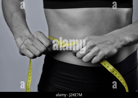 Montare la donna cintura di misurazione Foto Stock