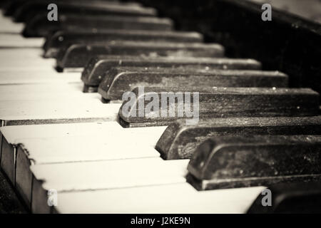 Chiavi da un vecchio rotto e pianoforte danneggiato Foto Stock