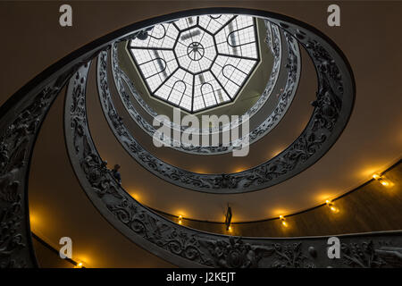 Il soffitto del Bramante scalinata in uscita per la Cappella Sistina e i Musei Vaticani a Roma, Italia Foto Stock