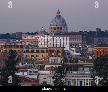 Basilica di San Pietro e Vaticano si affacciano sui tetti di Roma, Italia, presi dalla Piazza del Popolo all'alba Foto Stock