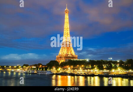 Parigi, Francia - 26 Aprile 2017: prestazioni di luce visualizza il 26 aprile 2017 a Parigi. La Torre Eiffel sorge a 324 metri (1.063 ft) di altezza. Il monumento è stato bu Foto Stock