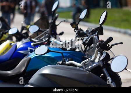 Dettaglio verticale fila di moto parcheggiate in strada il fuoco selettivo Foto Stock