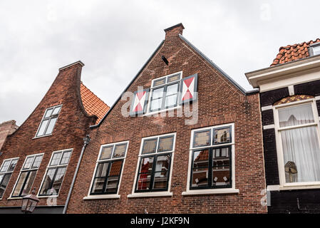Haarlem, Paesi Bassi - 3 agosto 2016: basso angolo di visione delle tradizionali case di mattoni in haarlem Foto Stock