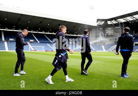 Il Leicester City i giocatori a piedi al di fuori per ispezionare il passo prima della Premier League a The Hawthorns, West Bromwich. Foto Stock