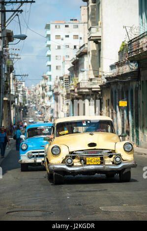 L'Avana - Giugno, 2011: Vintage auto americane che serve come taxi auto lungo una stradina nel centro. Foto Stock