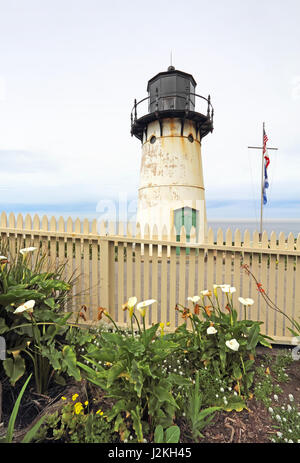 Punto Montara segnale di nebbia e la stazione di luce al di fuori della California Highway 1 con Picket Fence e calla lilies in verticale Foto Stock