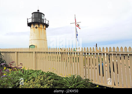 Punto Montara segnale di nebbia e la stazione di luce al di fuori della California Highway 1 con Picket Fence e fiori Foto Stock