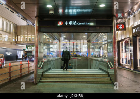 Hong Kong - circa nel marzo 2017: Hong Kong MTR stazione centrale nella notte. Il Mass Transit Railway è il transito rapido sistema ferroviario di Hong Kong. Foto Stock