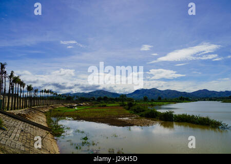 Il Vietnam paesaggio paesaggio con fiume - Sud Est asiatico Foto Stock