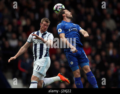 West Bromwich Albion's Chris Scotto e Leicester City Christian Fuchs (a destra) durante il match di Premier League al The Hawthorns, West Bromwich. Foto Stock