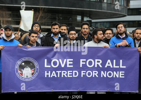 I colleghi di PC Keith Palmer, che è stato ucciso da un attacco terroristico su Mercoledì 22 marzo 2017, insieme con altri servizi di emergenza personale, vittime e testimoni e oltre 500 fede i capi di Stato e di governo di tutto il paese link mani su Westminster Bridge da sud a nord nel momento esatto in cui l'attacco ha iniziato a. Un minuto di silenzio è tenuto a ricordare coloro che hanno perso la vita nell'attacco di Westminster. Dotato di: atmosfera dove: Londra, Regno Unito quando: 29 Mar 2017 Credit: Dinendra Haria/WENN.com Foto Stock